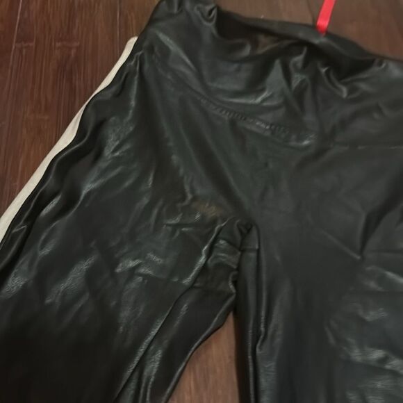 SPANX Leggings Black and White Stripe - Size Medium - Like New - Picture 2 of 3